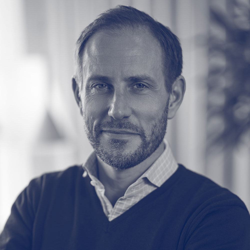Markus framför ett fönster.